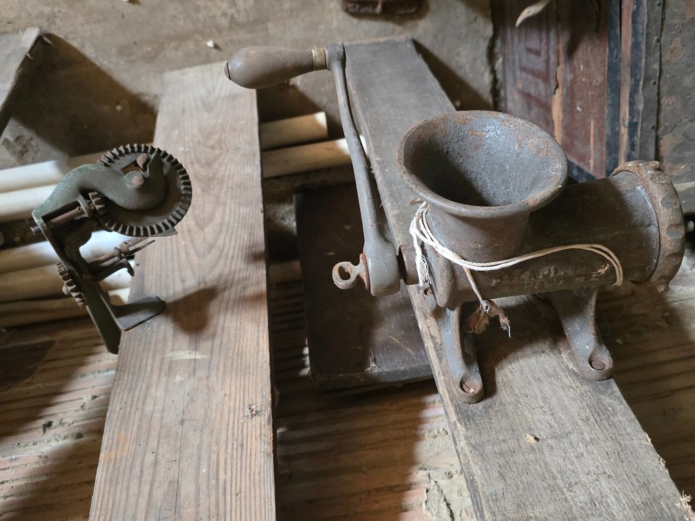 Sausage grinder and pitter ( handle missing) 