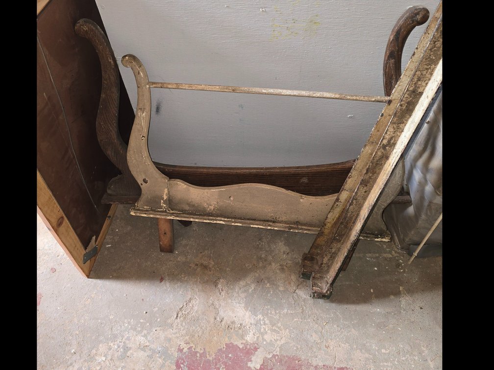 Pair of wash stand curvatures