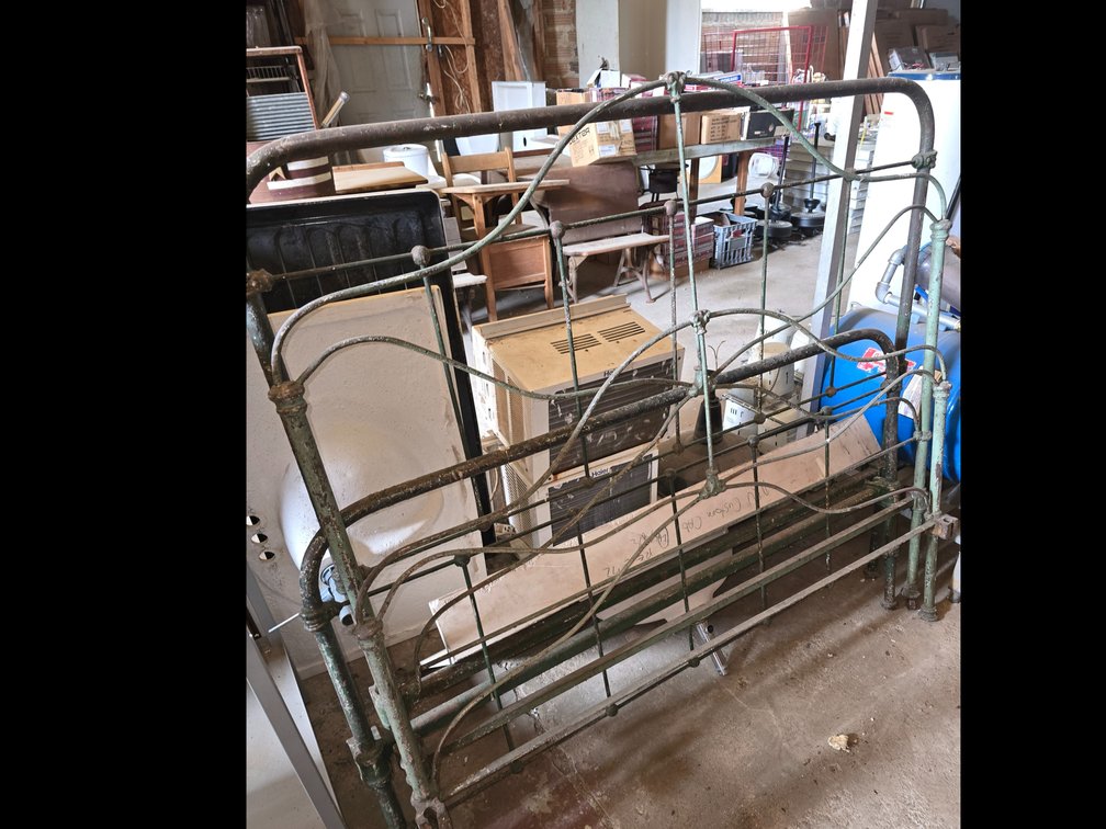 2 full sz. Vintage iron beds
