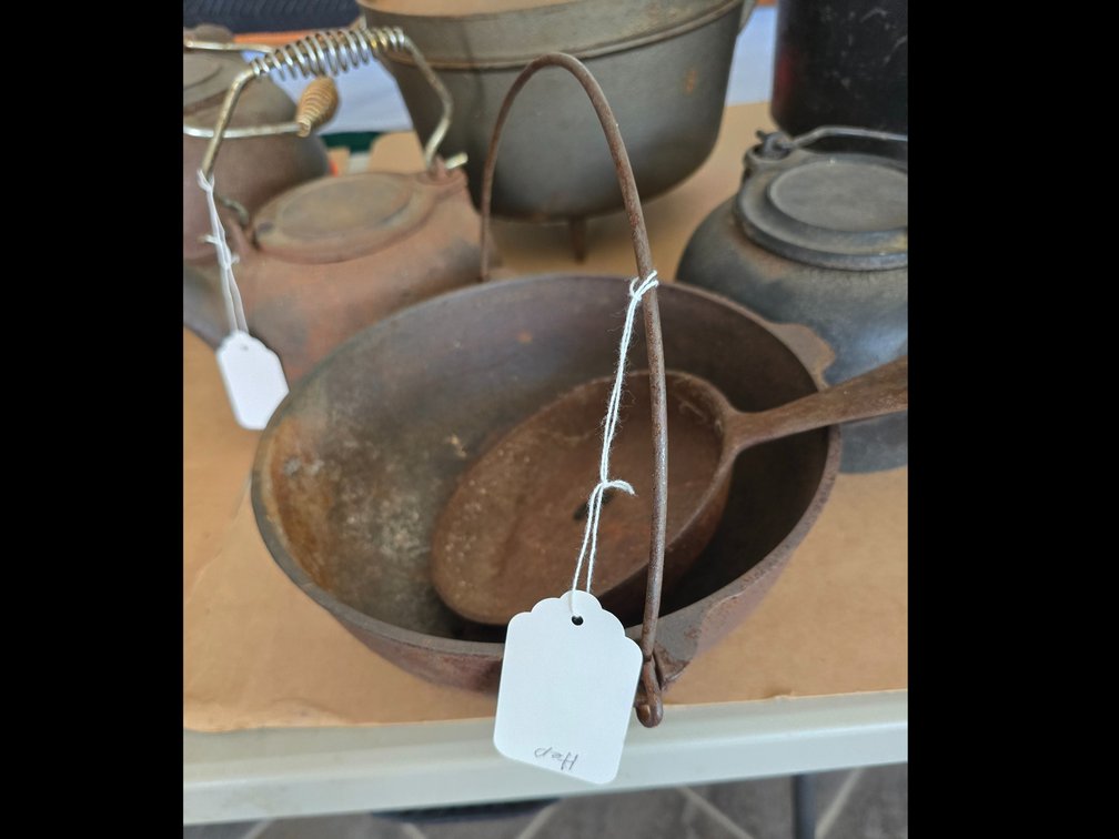 GRISWOLD, Cast iron pot with handle and small skillet cast iron