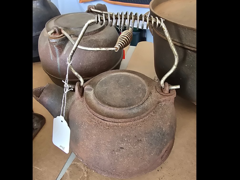 Cast iron teapot with curled wire handle