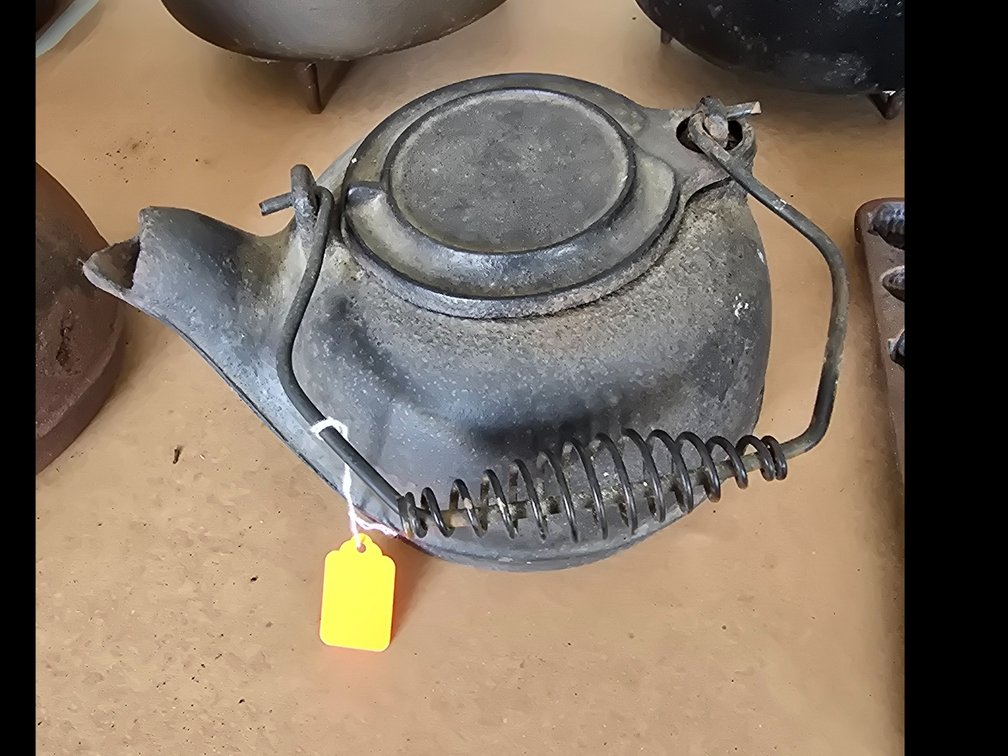 Cast iron teapot, room with lid and handle