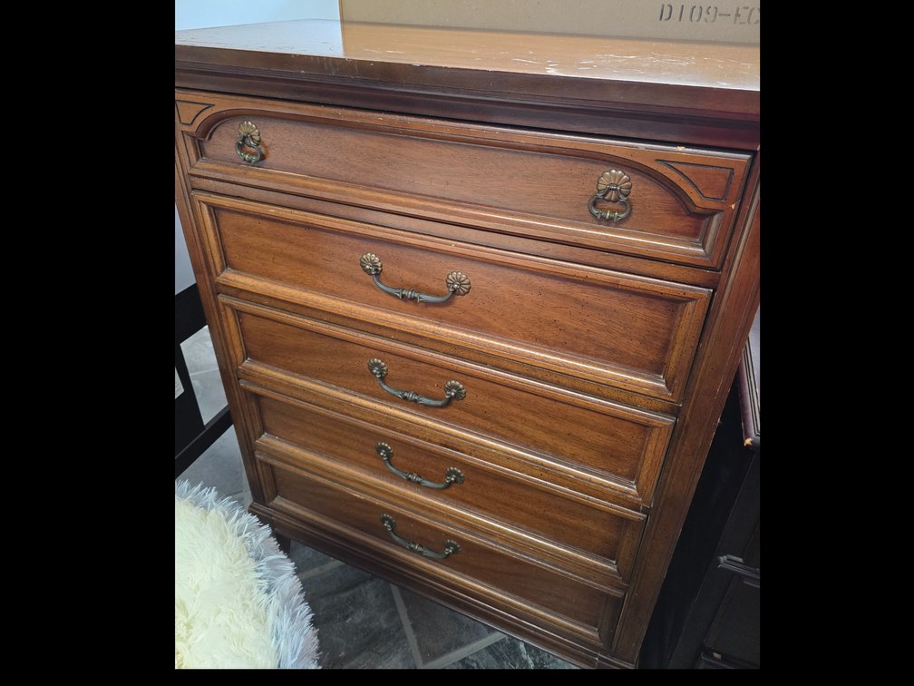 "Discie: dresser with 5 drawers