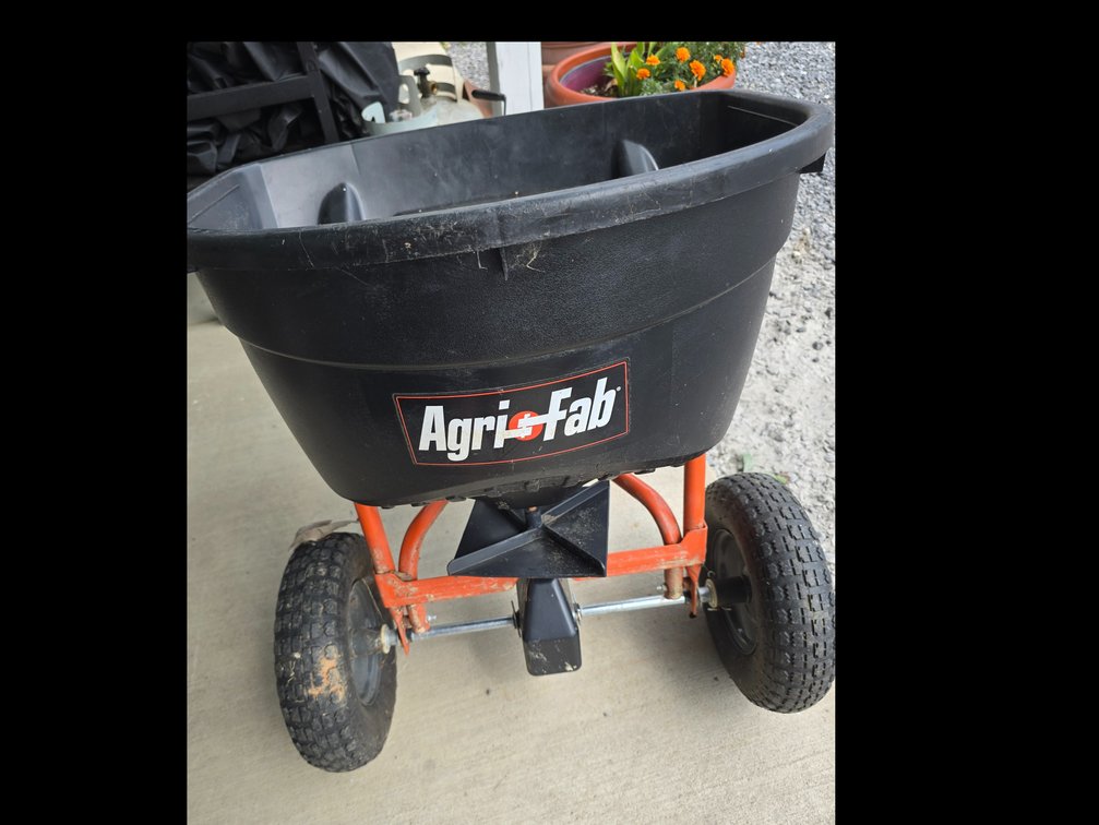 Seed/ fertilizer spreader