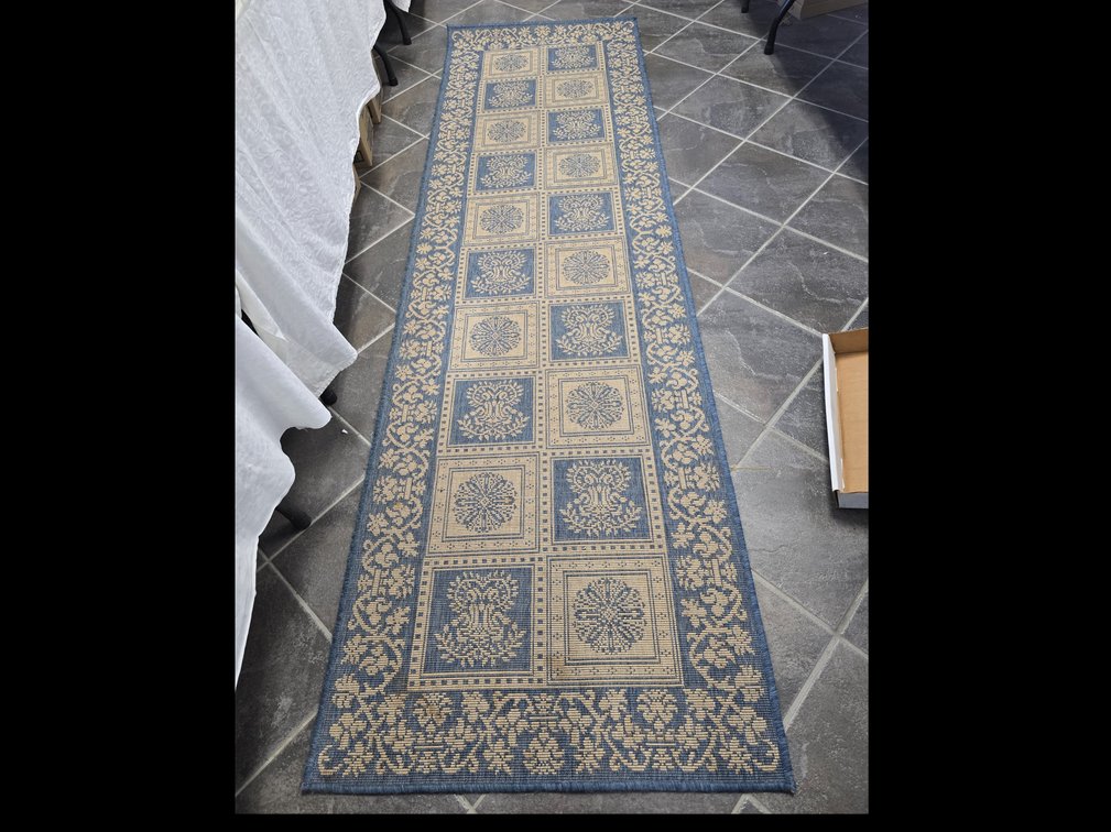 Great hall rug, ex. Condition 104x31.5