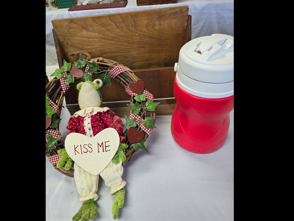 Magazine holder frog wreath and water carrier