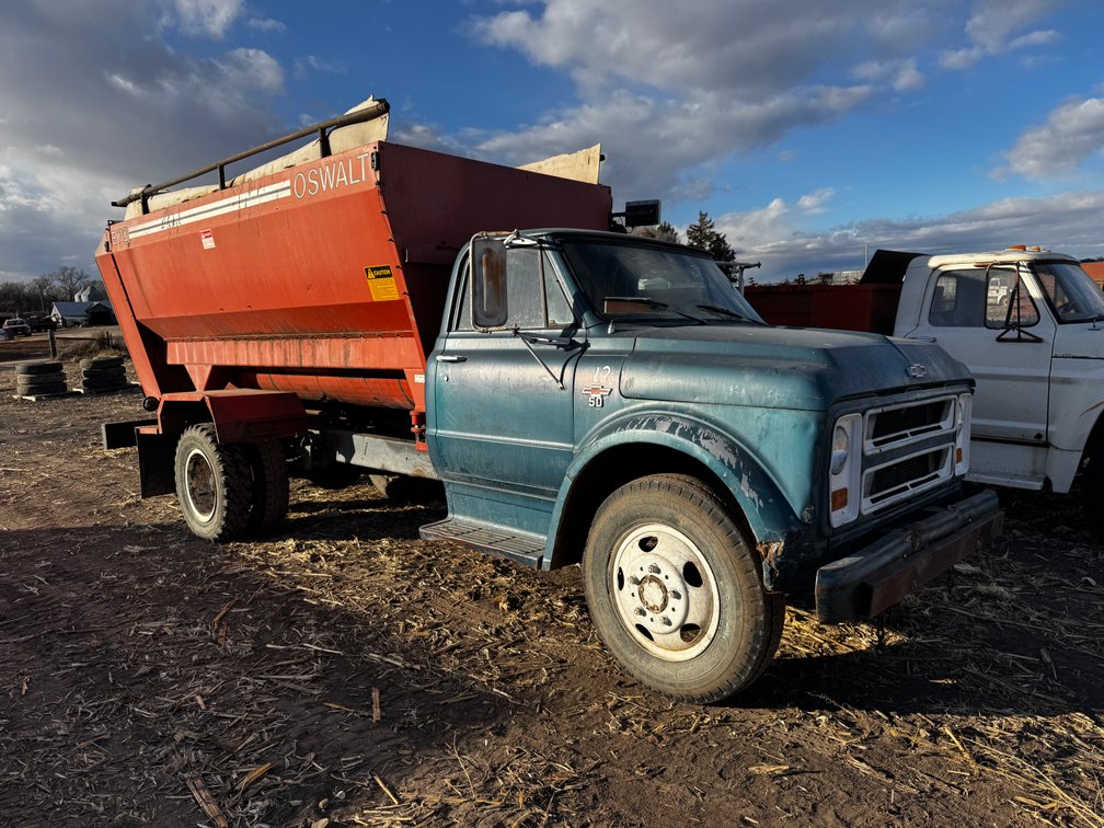 Chevy C50 w/Oswalt 370 Feedbox