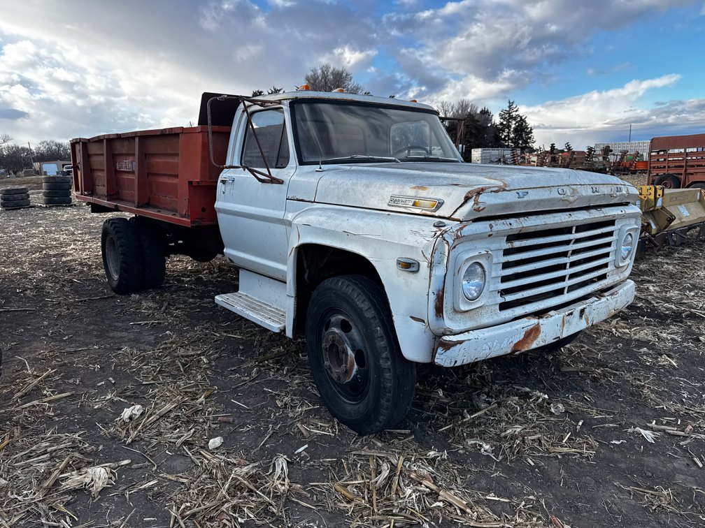 Ford 600 w/DuAl 600 Manure Spreader
