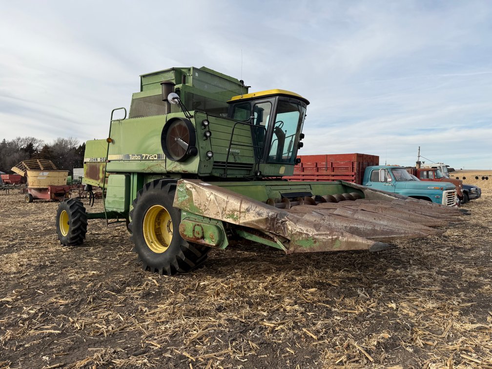 John Deere Turbo 7720 Combine w/John Deere 644 Corn Head