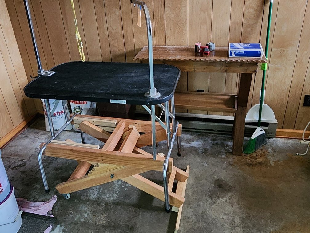 Grooming table