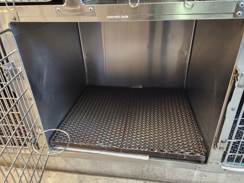 Kennel bank of 9- various sizes 