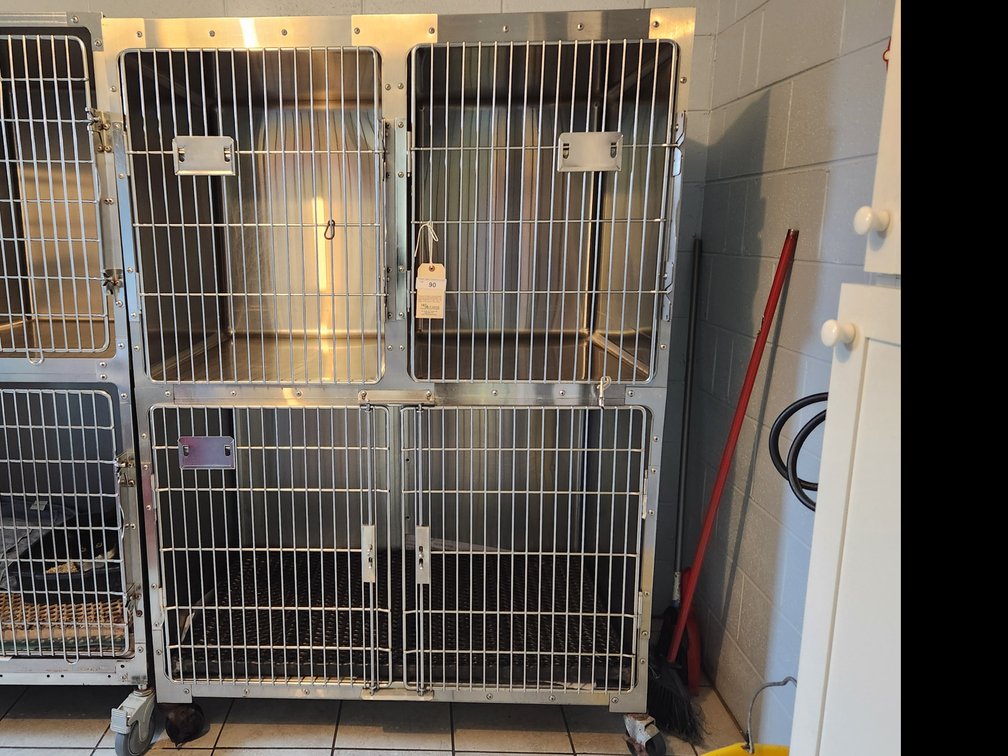 Kennel - rolling bank of 3 