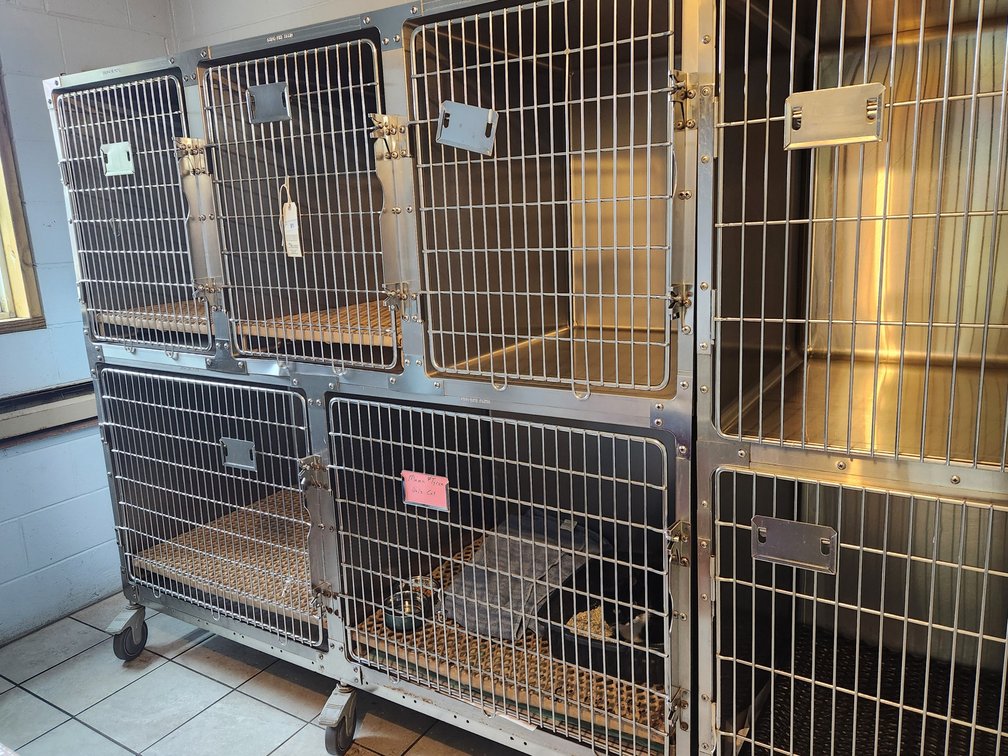 Rolling kennel. Bank of five Shor-line KCMO
