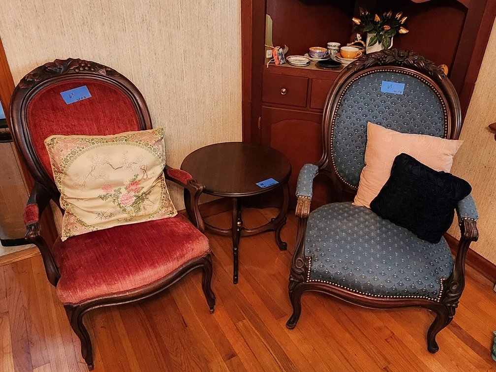 2 chairs with sidetable- antique 