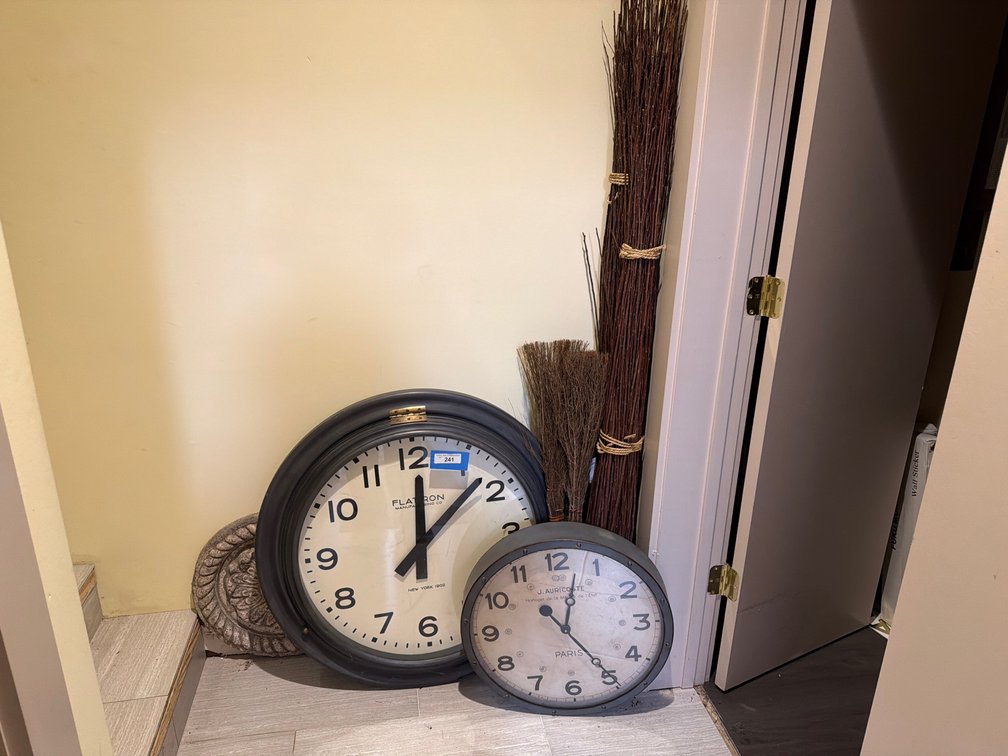 WallClocks and Decor