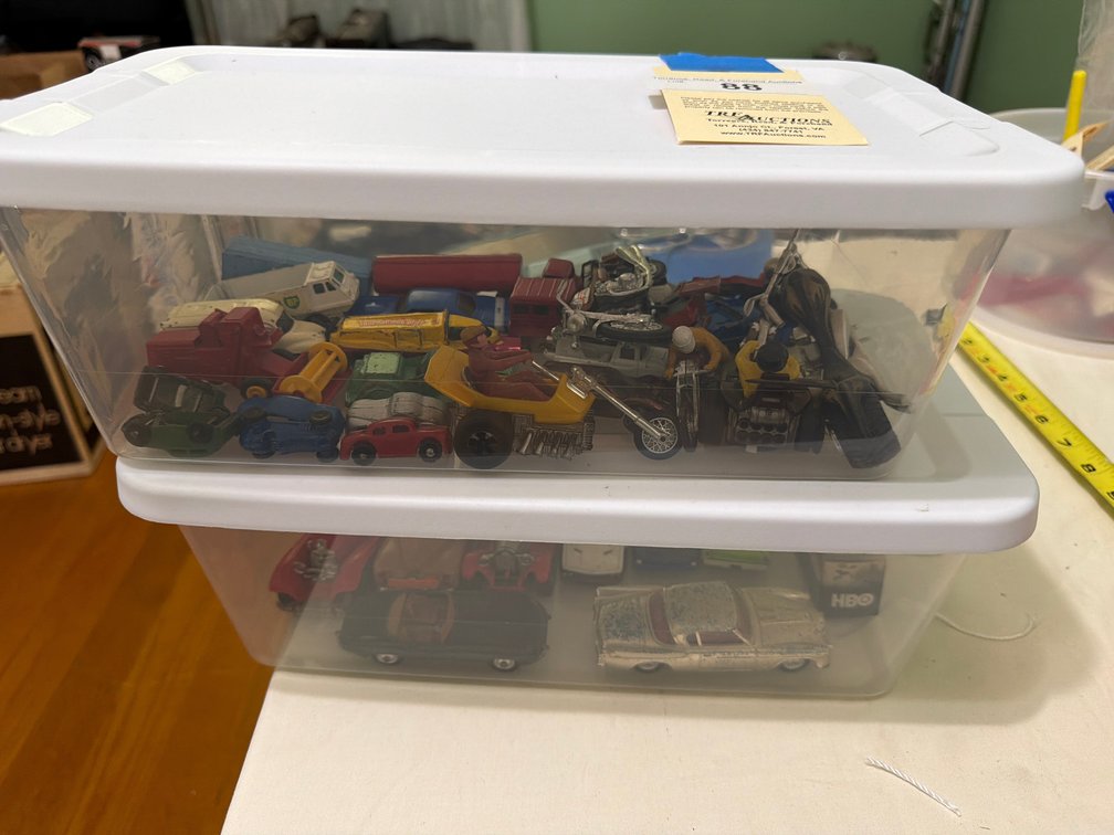 Lot of vintage toy cars