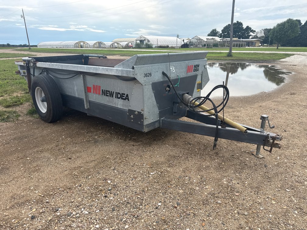 New Idea 3626 manure spreader