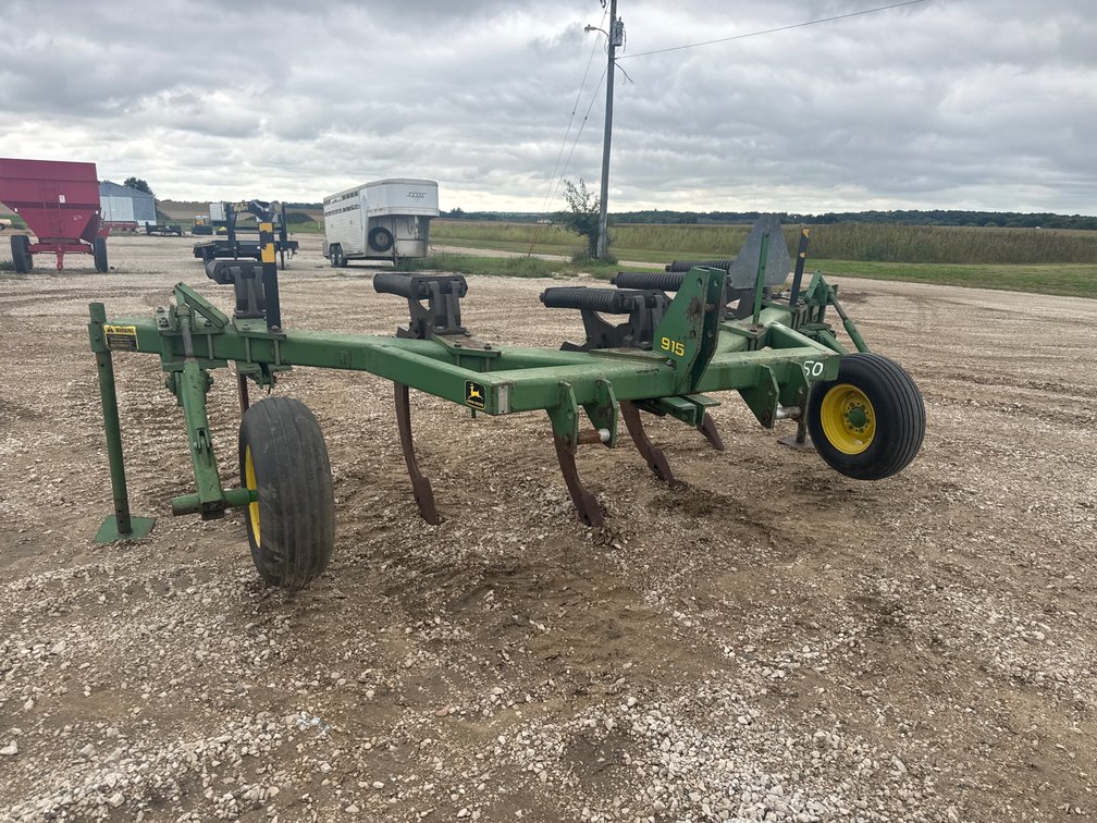 John Deere 915 ripper