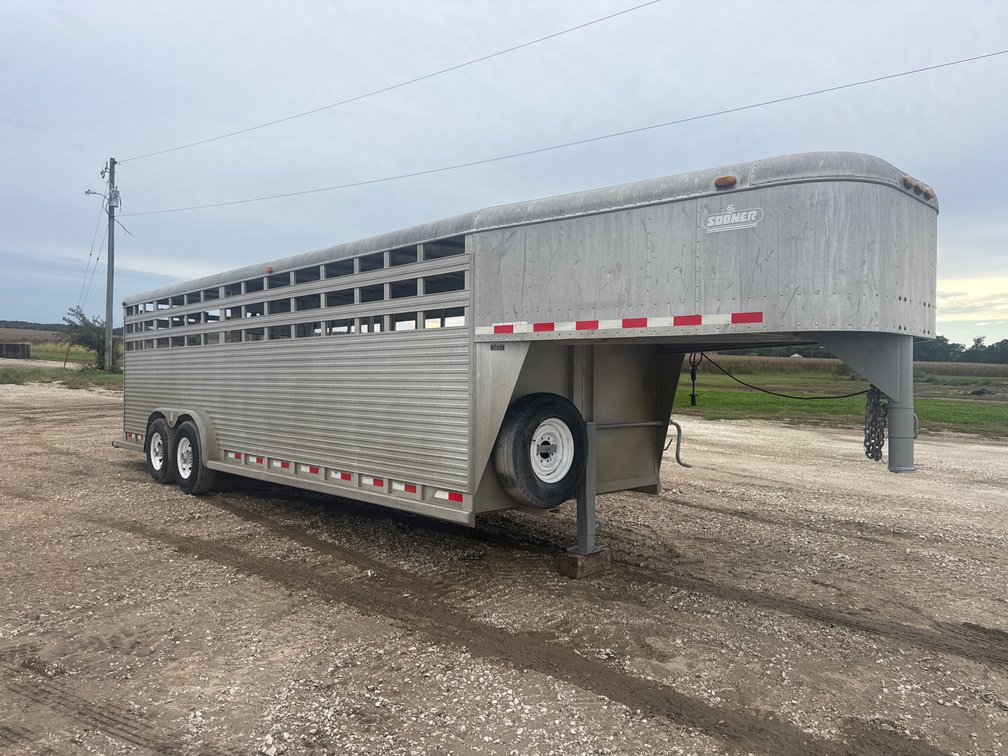 1992 Sooner stock trailer