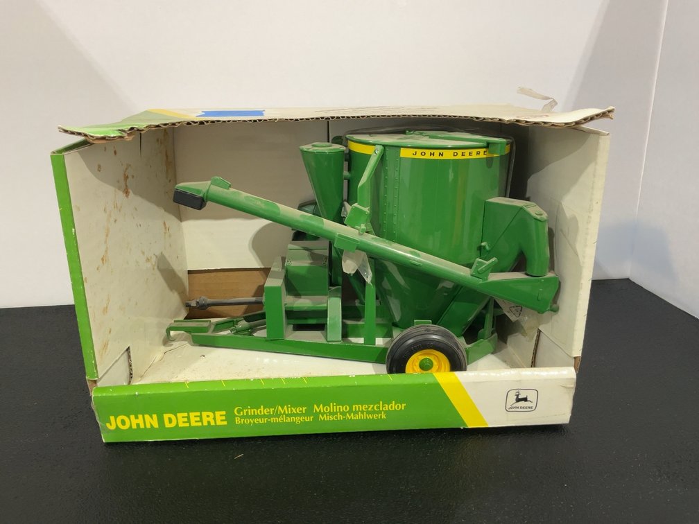 John Deere Grinder/Mixer