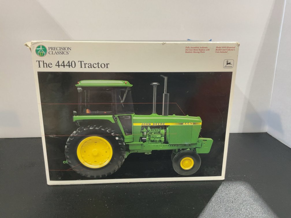 John Deere 4440