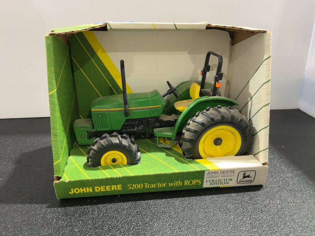 John Deere 5200 MFWD with ROPS