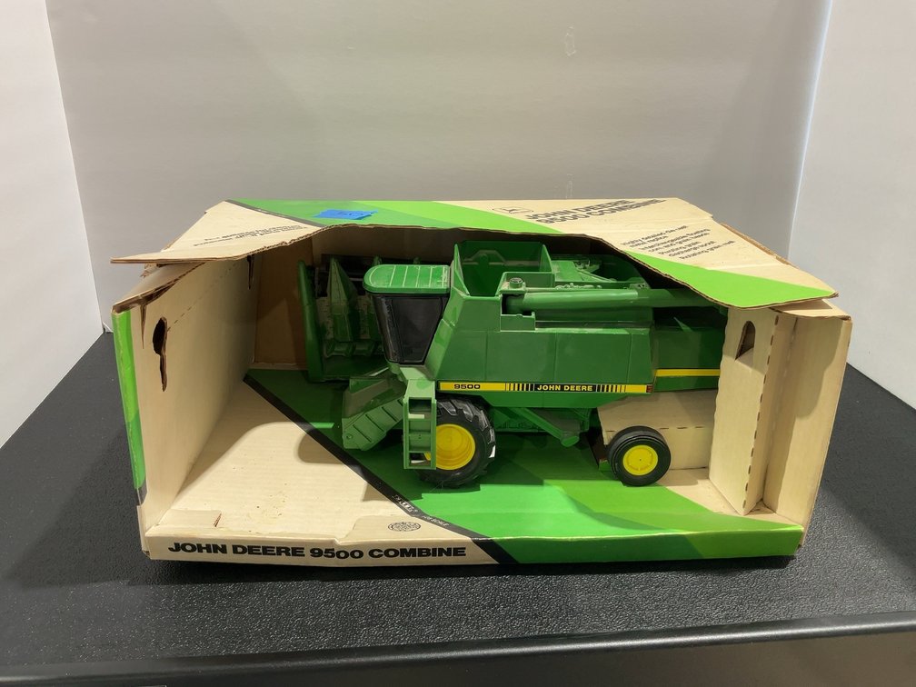 John Deere 9500 Combine  with heads