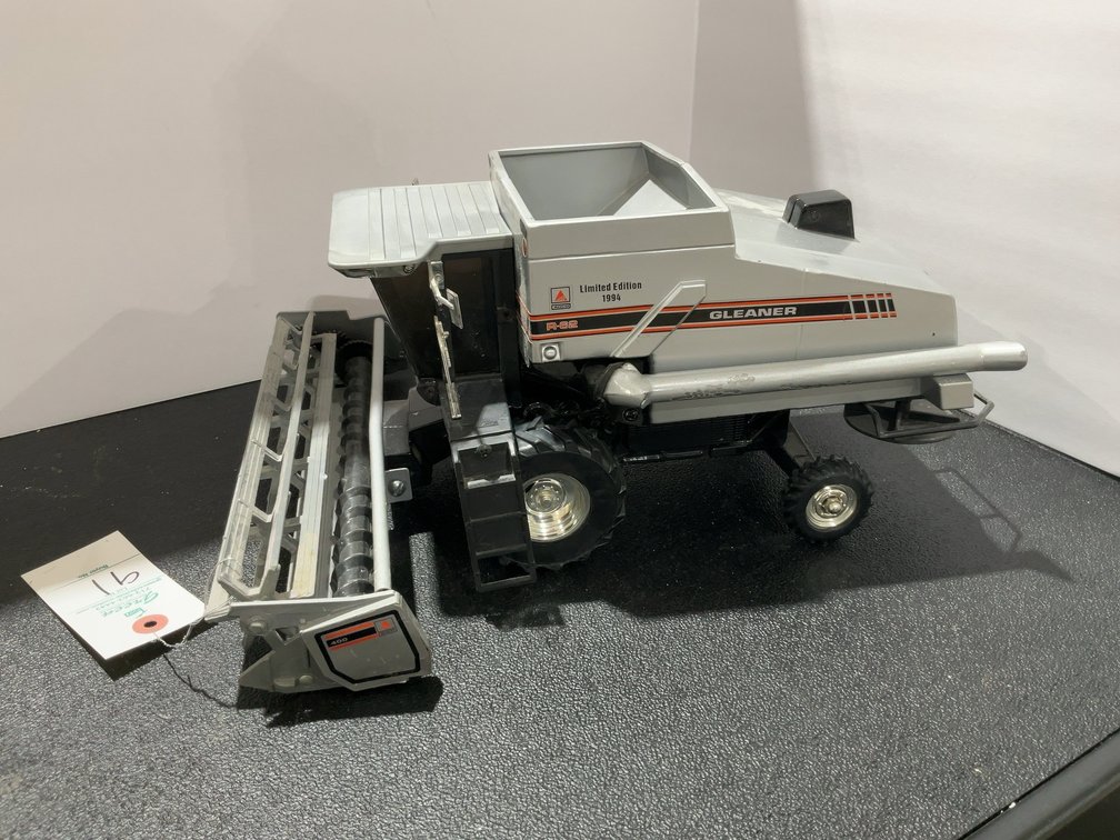 Gleaner R-62 with 400 platform.