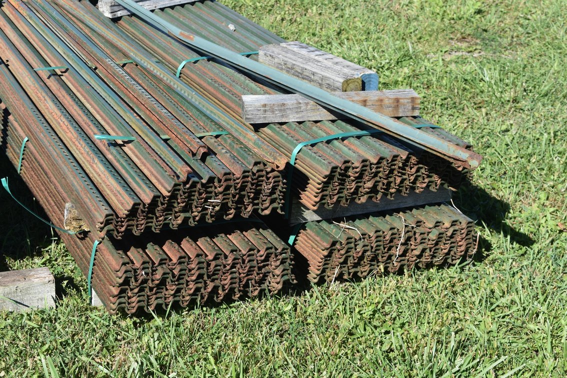 (4) Bundles of Studded Steel T-Posts