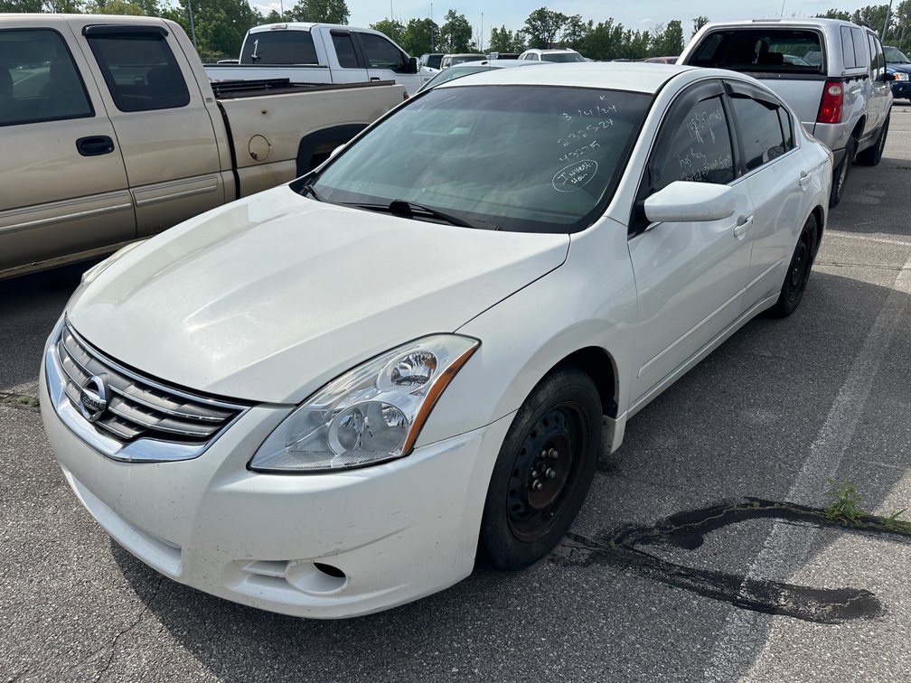 2010 White Nissan Altima