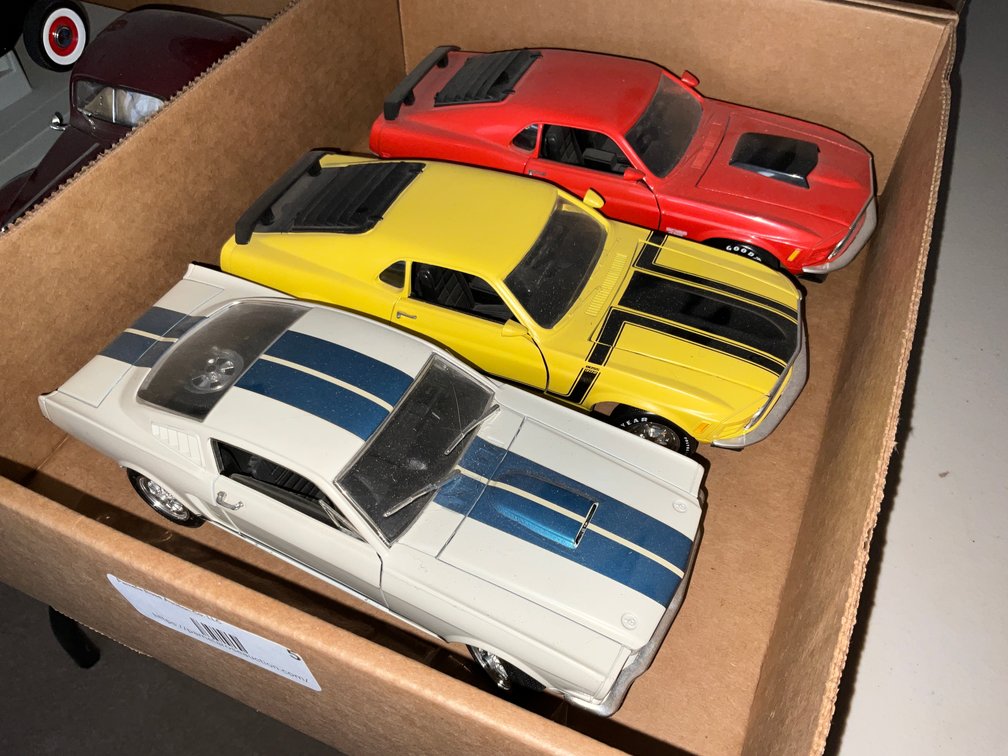 LR- (3) Ford Mustang Model Cars