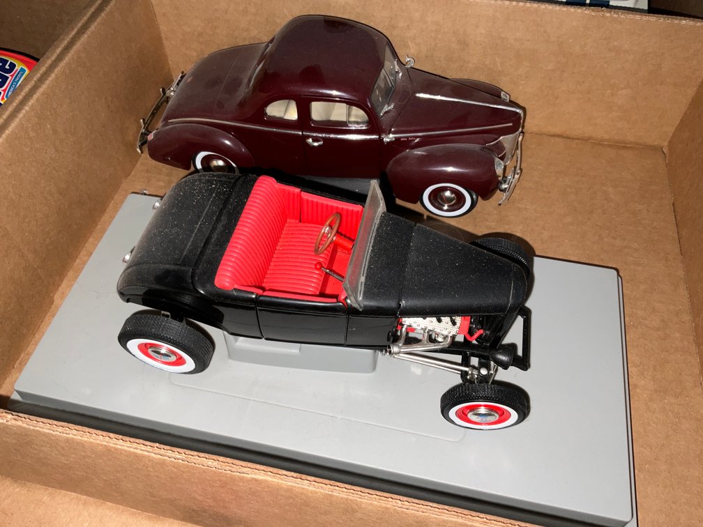 LR- (2) Ford Model Cars