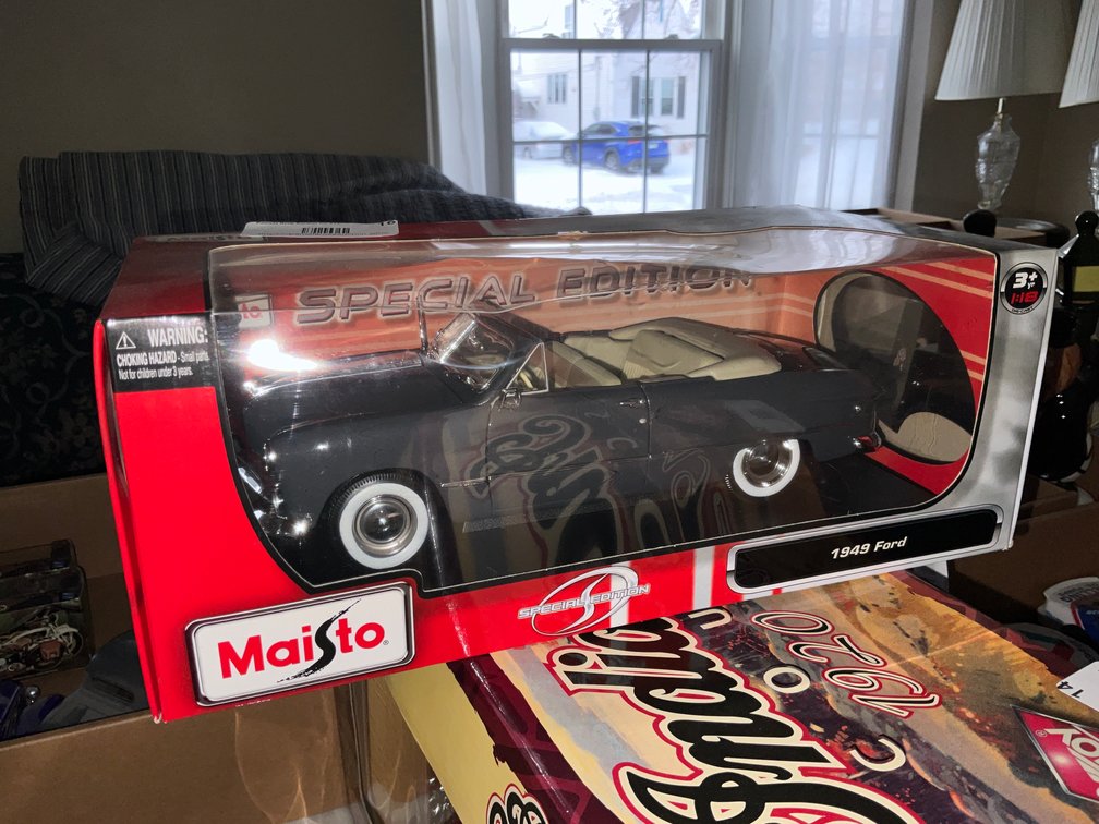 LR- Moaisto 1949 Ford Model Car