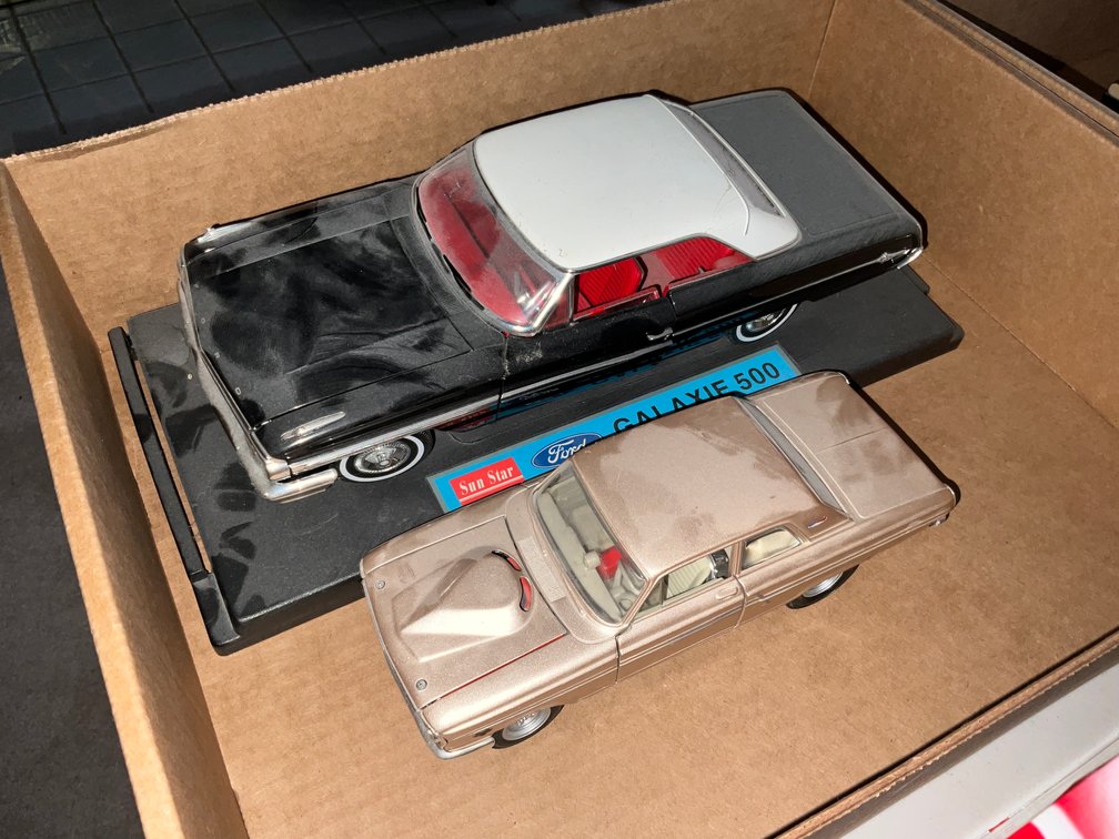 LR- (2) Model Cars