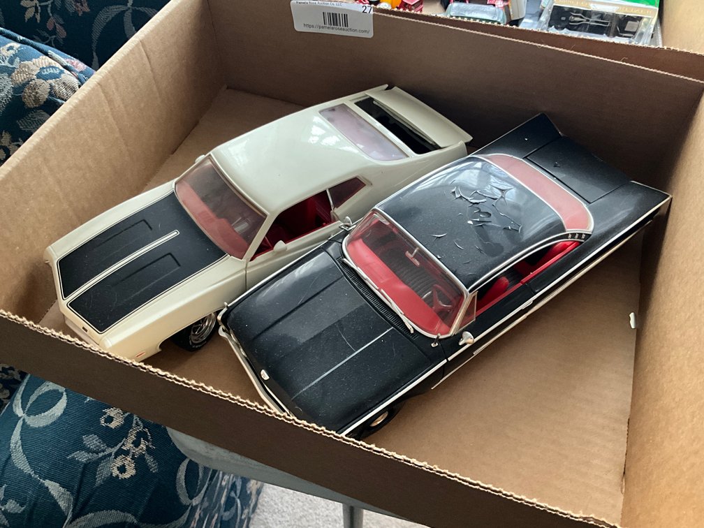 LR- (2) Model Cars