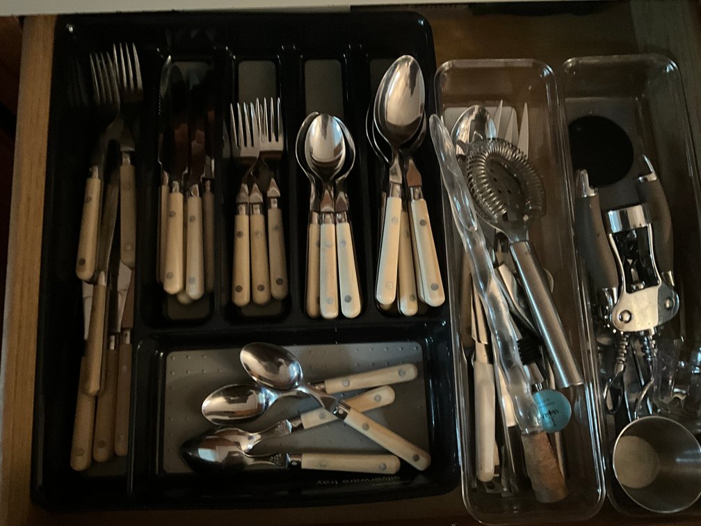 Contents Of Kitchen Drawers