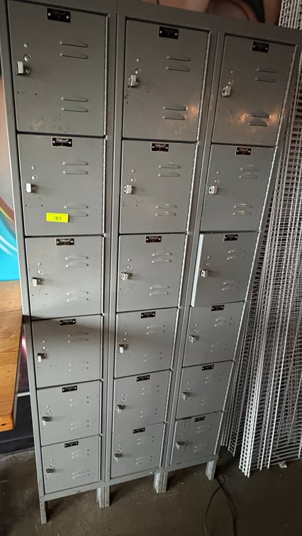 Bar145- 18-Door Locker Unit