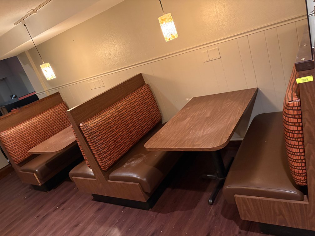 EL- (2) Booths & Table