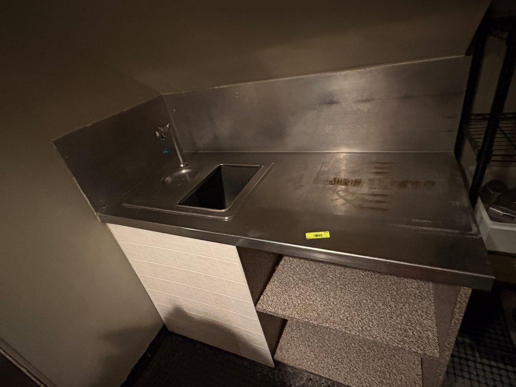 EL- Corner Cabinet & Stainless Steel Covering