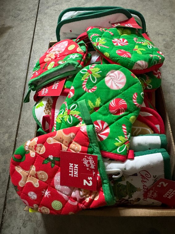 Holiday Style Christmas Oven Mitts