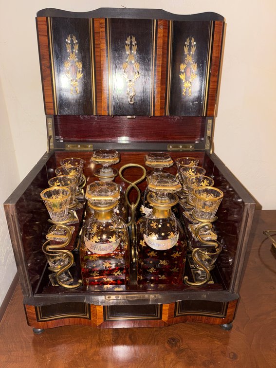 Zone 1-LR- Cave à Liqueur Decanter Set