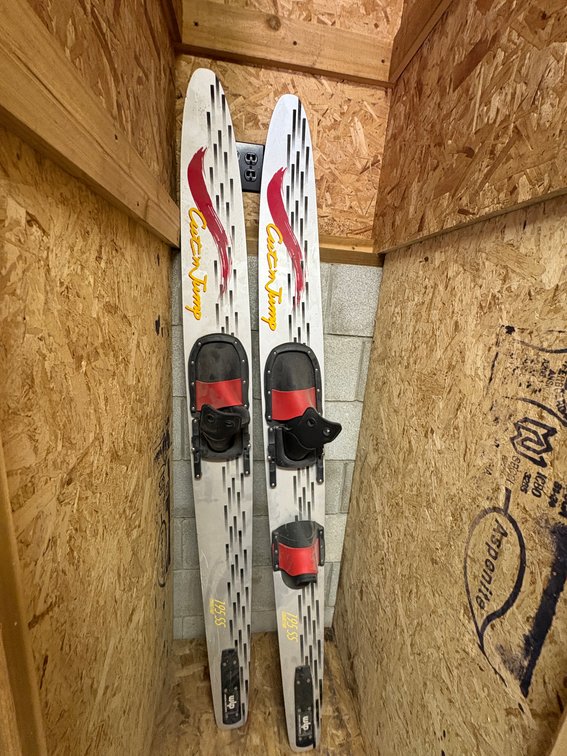 Zone 2-G- Cut 'n Jump Water Skis