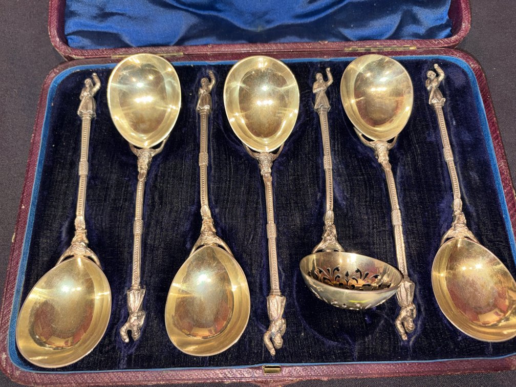 Zone 1-B- British Silver Apostle Spoon Set in Fitted Case