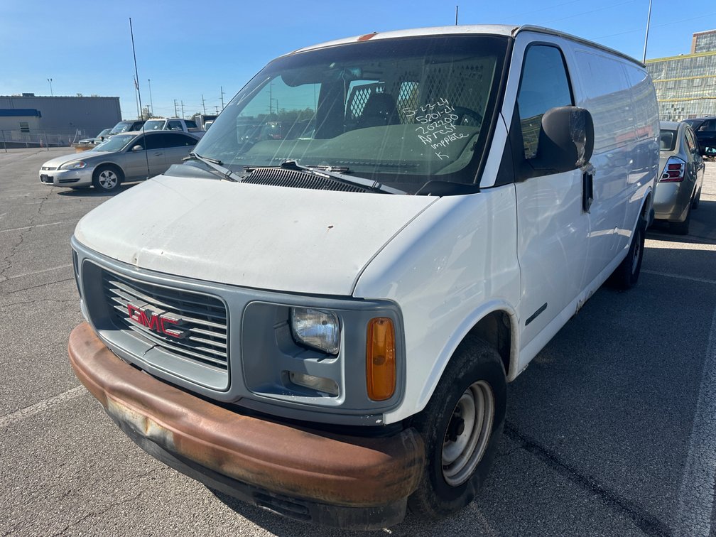 2001 White GMC Savana Van