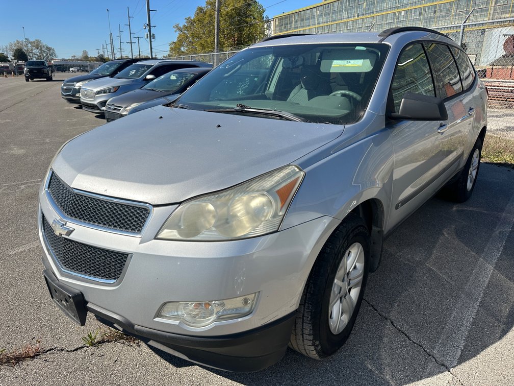 2009 Silver Chevrolet Traverse