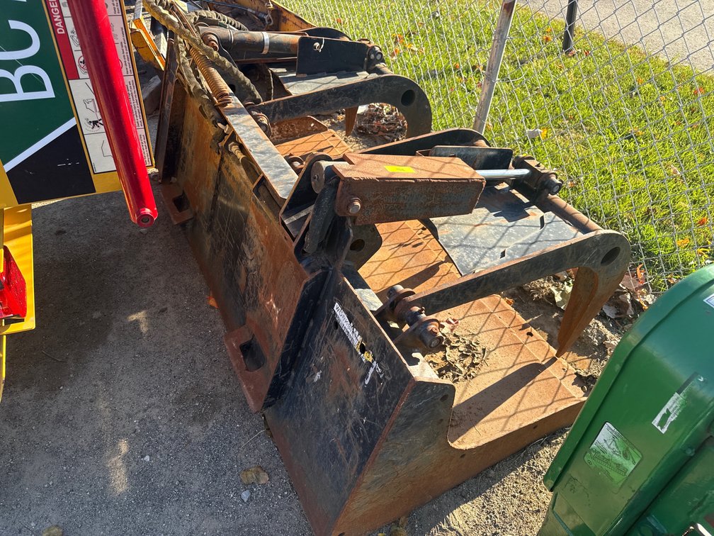 O- (Not Working) Demolition Bucket With Claws