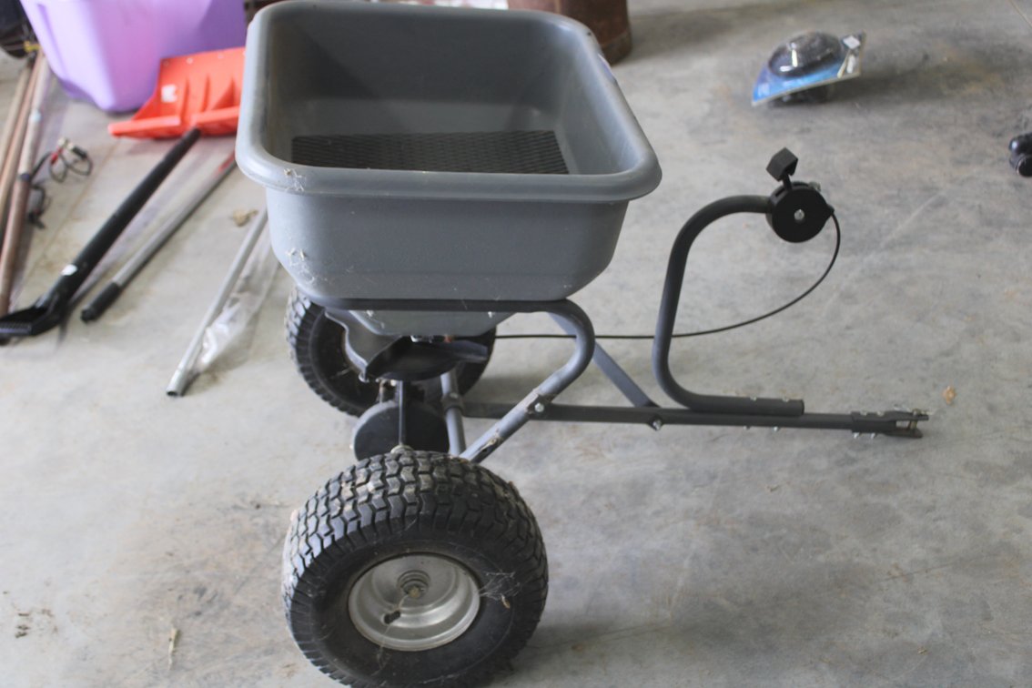 Pull Behind Fert/seed spreader