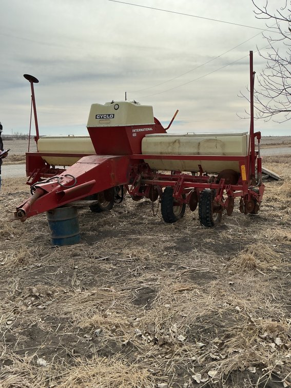 International Cyclo Air 400 6R30" Planter
