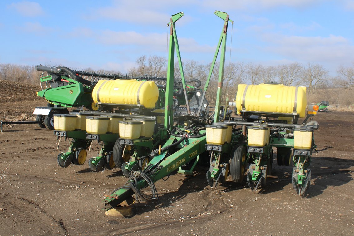 John Deere 7200 Max Emerge 2 Planter 12R30"