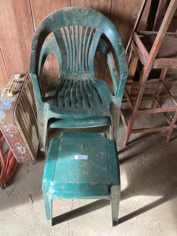 2 Plastic Chairs & Side Table